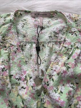 BCBGeneration Mint Green Floral Textured V-Neck Blouse